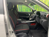 運転席シート廻りは使用感も少なく、良好な状態となっています。前オーナー様が丁寧に使っていたことがよくわかりますね。