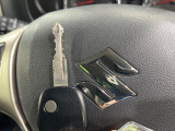 【キーレス】少し離れた場所からでもボタン一つでドアの開錠・施錠ができるのでとっても便利!ドアの鍵穴周りに傷をつけることもありません♪