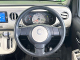 インテリアに合わせたデザインのステアリングは、運転される方のことも考え、運転しやすい形状、大きさです。是非一度、実際に触ってお確かめください。