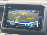 後退時に車両の後ろ側をモニター画面に表示します。車庫入れが苦手な人もこれで安心♪