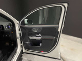 【メモリー付きパワーシート】3名までのシートポジションを記憶できるパワーシート!運転席のみ、ドアミラー・ステアリング位置も記憶可能です。高速道路などでの、運転交代時などに便利な機能です☆