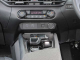 すっきりした運転席周りにはナビやエアコンの操作パネルを設置しておりますので、お一人での運転でもご安心できます。