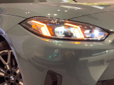BMWの伝統の丸目4灯ヘッドライトでございます。LEDライトで視認性もよく明るく安全性の向上につながります。
