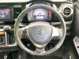 インテリアに合わせたデザインのステアリングは、運転される方のことも考え、運転しやすい形状、大きさです。是非一度、実際に触ってお確かめください。