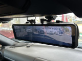 【デジタルルームミラー】車両後方カメラの映像をルームミラーに映すことが出来ます。 そのため、後席に人や荷物があって後方が見えづらい場合でもしっかり視界を確保することが出来ます。