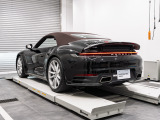 高速域で生きるリアスポイラー。伝統の911フォルムに、現代の技術が息づく証です。