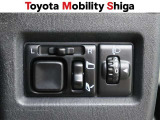便利な電動格納ドアミラーも装備しております。駐車時にボタン一つで折り畳む事が出来るので便利ですよ。