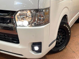 【LEDヘッドライト】悪天候や夜間走行時も良好な視界を確保し安心して運転できる高輝度LEDヘッドライトを装備!点灯速度が早く、消費電力も抑えられています。