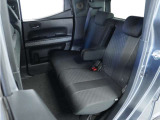 家族やご友人とBBQに行くとき、楽しさは道中の車内から始まっています!このベンチシートに座って、みんなで和気あいあい盛り上がりましょう!