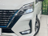 【LEDヘッドライト】悪天候や夜間走行時も良好な視界を確保し安心して運転できる高輝度LEDヘッドライトを装備!点灯速度が早く、消費電力も抑えられています。