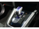 ハイブリッド車特有の小型セレクトノブは軽いタッチでスマートに操作できますよ。