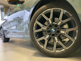 BMWの純正アロイホイールは軽量かつ強度にも優れているホイールで走行性能を引き上げる設計になっております。足元にもBMWは妥協がなくこだわっている個所になります。