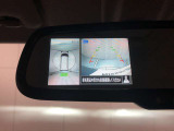 アラウンドビューモニターは真上から見下ろした様に車の周囲を表示することで、駐車時の安全性と利便性を高めます。
