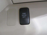 パワースライドドアが付いています。運転席やワイヤレスリモコンにも開閉スイッチがあり、とても便利です。半ドア防止や挟み込み防止機能も付いていますよ。