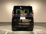 前・後方に車両や壁などの障害物がある場合、クルマが誤操作を察知して、衝突を未然に防ぎます。