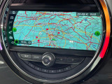 ●純正ナビ:一体感のあるナビは、高級感ある車内を演出してくれます。Bluetooth再生などオーディオ機能も充実しておりますので、運転もより楽しめます♪