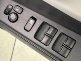 【電動格納ミラー】サイドミラーは電動格納式となっており、狭い駐車場でもキズがつくリスクを抑えられます。