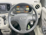 インテリアに合わせたデザインのステアリングは、運転される方のことも考え、運転しやすい形状、大きさです。是非一度、実際に触ってお確かめください。