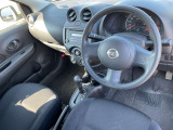 オートマチックドライブです。駐車ブレーキはハンドです