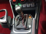 ゲート式シフトノブを装備。扱いやすい従来型のシフトノブです!
