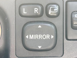 【電動格納ミラー】サイドミラーは電動格納式となっており、狭い駐車場でもキズがつくリスクを抑えられます。