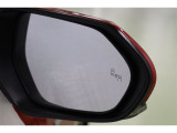 ブラインドスポットモニター(BSM)を装備しています。隣を走る車両が死角に入るとミラー内LEDインジケーターが点灯。さらに、ウィンカーを出すとインジケーターが光って点滅して注意を促してくれます。