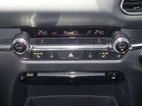 運転席、助手席に3段階調整式シートヒーターを装備。またステアリングにもヒーターを装備。フルオートエアコンなので温度を設定するだけで、吹出口・風量を自動的に調整してくれますので、快適にお過ごし頂けます。