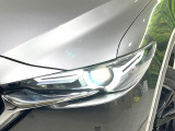 【LEDヘッドライト】悪天候や夜間走行時も良好な視界を確保し安心して運転できる高輝度LEDヘッドライトを装備!点灯速度が早く、消費電力も抑えられています。