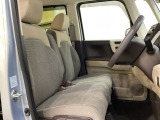 女性でも運転がしやすいように、シートの高さ調整機能(シートリフター)がついています。運転席と助手席の間が空いている為、助手席側への移動がスムーズです。交通量の多い道でも助手席側から乗り降りができます。