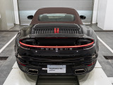 後方から眺める911カブリオレは芸術品。落ち着きある幌の色合いが、時を超えた美しさを際立たせます。