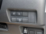 運転席の右側にはアイドリングストップ、ハンズフリーオートスライドドア等のスイッチがあります。