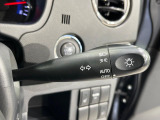 【オートライト】周りの明るさに応じて自動でヘッドライトの点灯・消灯ができる機能です!ライトの付け忘れ・消し忘れなどが無くなり、雨の日や夕方の走行も安心!トンネル通過時も便利ですね♪