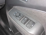全席パワーウィンドウとなっています。運転席はオートになっているのでワンタッチ開閉することが出来ます。