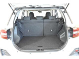 後席シートは分割可倒式です。乗せる荷物や乗車人数に合わせて片側ずつ倒すことが出来ます。