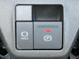 【電動パーキングブレーキ】ボタンを手前に引くだけでパーキングブレーキがロック!発進時にはボタンを押すとパーキングブレーキが簡単に解除される優れものです!