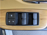 パワーウィンドウのスイッチですよ。 運転席に居ながら窓を開け閉めのコントロールできますよ。 ロック機能で、子供がイタズラして窓を開けるという事も無くなりますよ。