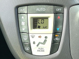 【オートエアコン】一度お好みの温度に設定すれば、車内の温度を検知し風量や温度を自動で調整。暑い…寒い…と何度もスイッチ操作をする必要はありません。快適な車内空間には必須の機能ですね♪