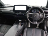 視認性の高さと美しさを兼ね備えたモーショングラフィックスによる先進のインターフェース。「F SPORT」専用アナログクロック(GPS時刻補正機能付)や専用アルミ製スポーツペダルなどが採用されています。