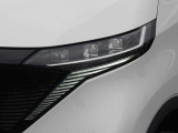 ヘッドライトはLEDなのでとても明るく、広い範囲に照らしてくれます。夜間の運転の安全も高めてくれます。