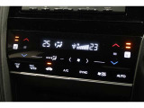 オートエアコンは左右席で独立温度コントロールが可能です。シートヒーター付きで、冷えた車内でもスイッチを押せば数秒で座面と背もたれがあたたかくなります。