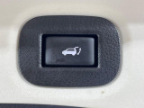【パワーバックドア】スマートキーや運転席のボタンを押すだけでリアゲートが自動で開閉します!荷物を持っている時や、高い位置にあるバックドアを閉める際に便利な機能です♪