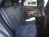 前席が最適な運転ポジションを取るために足元が広くとっており、後部座席の足元もゆったりと座ることができます。長時間でもストレス軽減になるよう、かかとを引くことができるように設計されています!