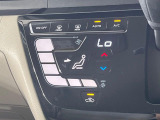 【オートエアコン】一度お好みの温度に設定すれば、車内の温度を検知し風量や温度を自動で調整。暑い…寒い…と何度もスイッチ操作をする必要はありません。快適な車内空間には必須の機能ですね♪