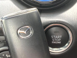 【アドバンストキー】カバンやポケットに入れたままでもドアの施錠・解錠が可能なスマートキーを装備。エンジンのオン・オフ時もカギを取り出す必要が無いからとっても便利です♪