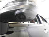 ■助手席側ドアミラーにはサイドビューカメラを装備。ドライバーの死角となりやすい車体左下側がきちんと確認できるので、幅寄せや狭い道でのすれ違いなどに効果を発揮します。
