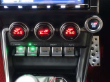 オートエアコン付きで風量などを自動で調整!快適なドライブをお楽しみいただけます!