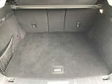 ラゲージルーム!後ろのシートは片方ずつ倒せます。乗る人や積む荷物に応じてアレンジが可能ですので多彩に使えてとても便利です。