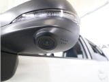 ■助手席側ドアミラーにはサイドビューカメラを装備。ドライバーの死角となりやすい車体左下側がきちんと確認できるので、幅寄せや狭い道でのすれ違いなどに効果を発揮します。