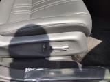 【電動シート】シートの位置や角度を細かく調整できるパワーシートが装備されているので、運転も快適ですね♪