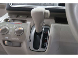 インパネシフトだから視線の移動も少なく足元もスッキリ♪運転席もゆったりしているのでゆとりを持ってドライブできますね!